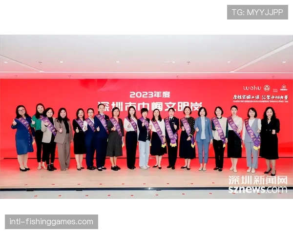 教练席上的无声交流，中国教练组通过手势向队员传递中途节奏信息